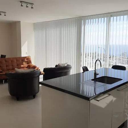 Luxury - 4 Bedrooms, 5 Bathrooms