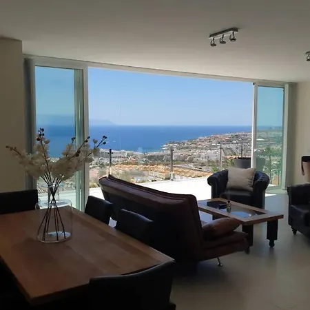 Luxury - 4 Bedrooms, 5 Bathrooms *