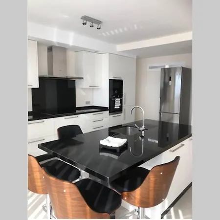 Luxury - 4 Bedrooms, 5 Bathrooms Villa *